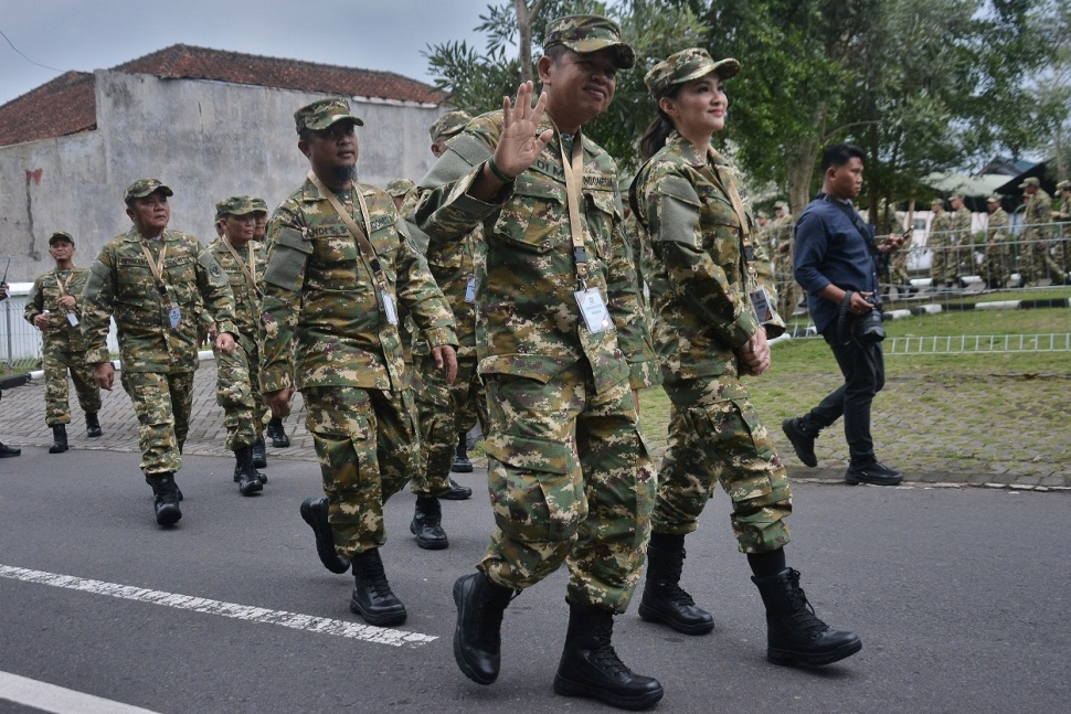 Gubernur Jawa Barat Dedi Mulyadi (kiri) bersama Gubernur Maluku Utara Sherly Laos (kanan) mengenakan seragam komponen cadangan (komcad) menyapa warga setibanya di Kompleks Akademi Militer Magelang, Jawa Tengah, Jumat (21/2/2025). Sebanyak 450 kepala daerah dari seluruh Indonesia akan mengikuti retret pada 21- 28 Februari 2025. ANTARA FOTO/Anis Efizudin/rwa. 