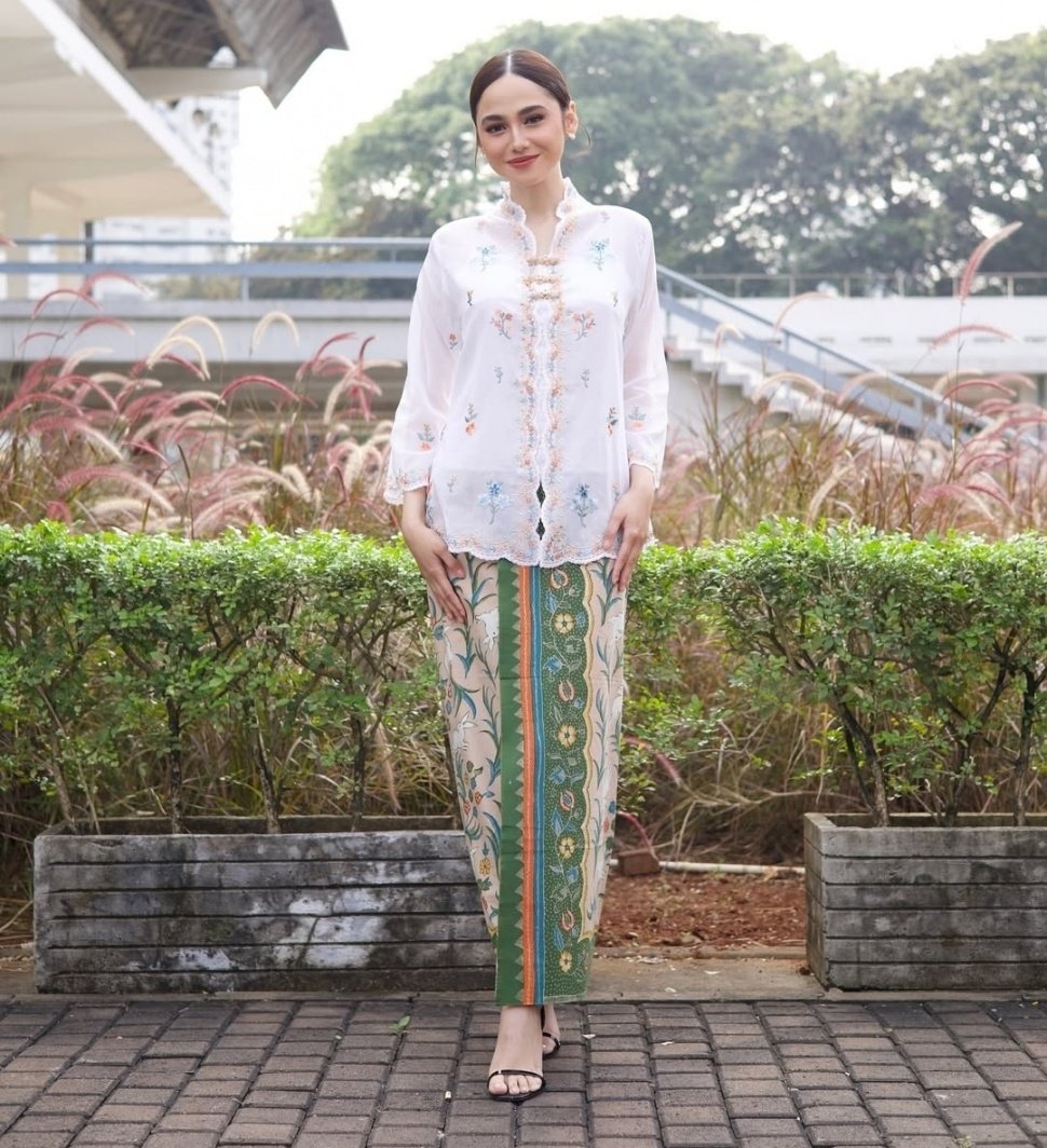 Inspirasi Outfit Kondangan Wanita dari Para Selebriti: Syifa Hadju (Instagram)