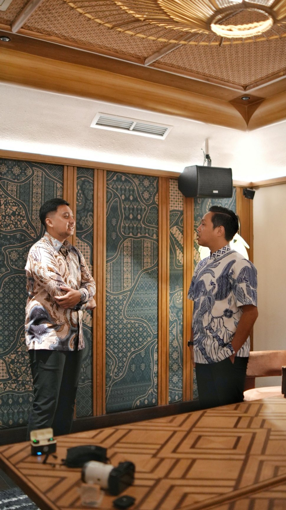 Co-Founder Batik Wolter, Raka Saputra tengah berbincang dengan Chef Glenn Erari. (Dok: Batik Wolter) 