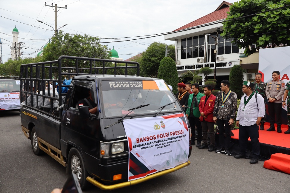 Polda Sumut salurkan sembako menjelang Ramadan 2025. [Suara.com]