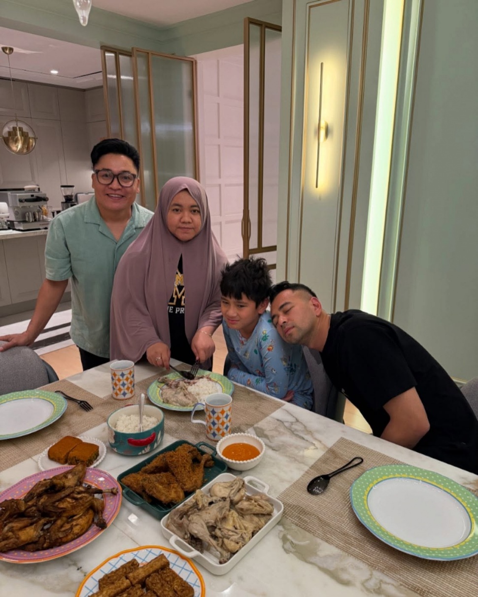 Raffi Ahmad dan Rafathar sahur. [Instagram/@raffigigi1717]