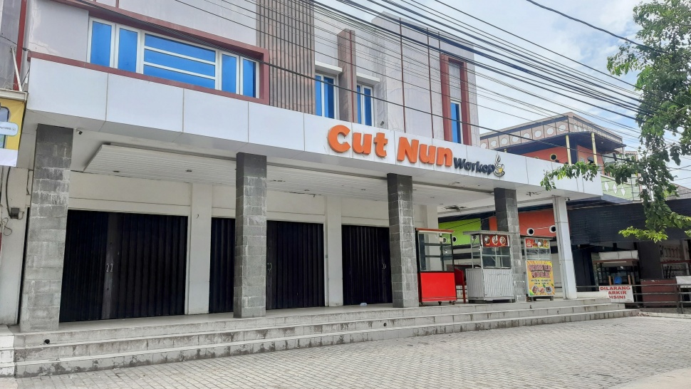 Suasana Kota Banda Aceh di hari pertama Ramadan, Sabtu (1/3/2025) siang terlihat lengang. Semua toko, warung kopi, kafe tutup semua. [Kontributor Aceh/Habil]
