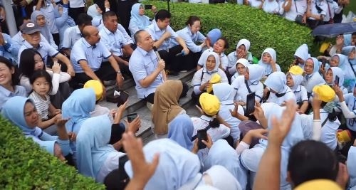 Bos PT Sritex, Iwan Kurniawan Lukminto saat perpisahan dengan karyawan. [Instagram/@sritexindonesia]