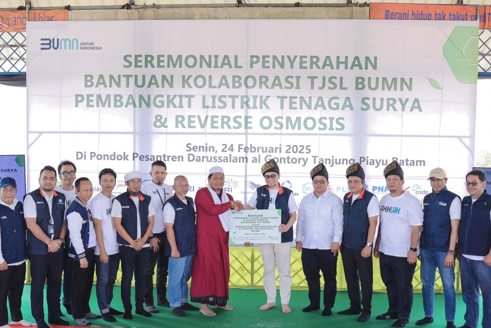 Seremonial penyerahan bantuan kolaborasi TJSL BUMN Pembangkit Listrik Tenaga Surya $ Reverse Osmosis. (Dok: Pegadaian)