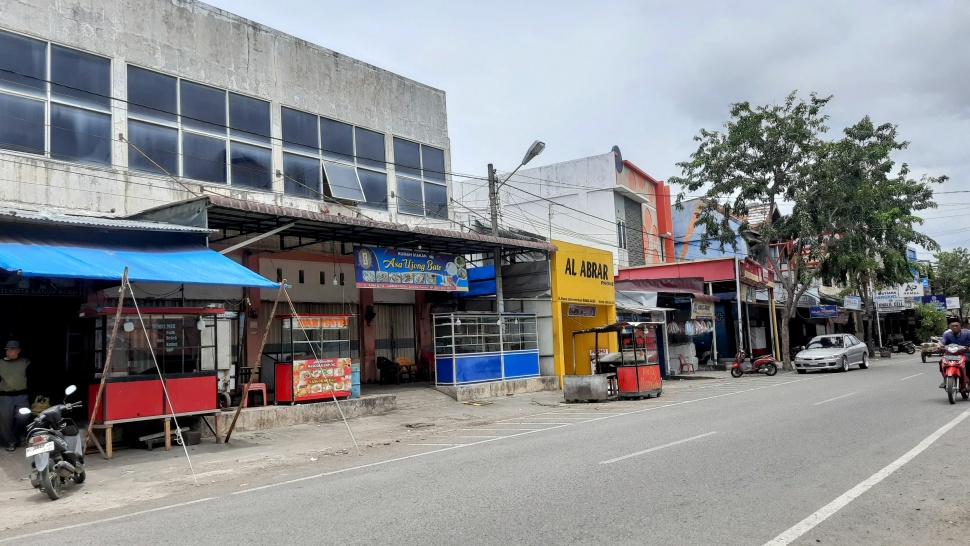 Suasana Kota Banda Aceh di hari pertama Ramadan, Sabtu (1/3/2025) siang terlihat lengang. Semua toko, warung kopi, kafe tutup semua. [Kontributor Aceh/Habil]