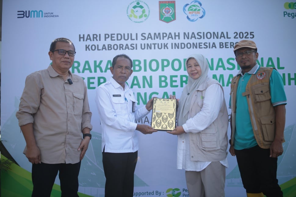 Peduli lingkungan bersih dan sehat, PT Pegadaian mendukung Forum Sahabat Emas Peduli Sampah Indonesia (FORSEPSI), bank sampah binaan PT Pegadaian, bekerja sama dengan Dinas Lingkungan Hidup (DLH) Kota Bima menggelar kegiatan Gerakan Biopori Nasional dan Aksi Bersih Sungai. Acara ini turut hadiri Rudy Kristijanto, Kepala Departemen Area Pulau Sumbawa PT Pegadaian, beserta jajaran pemerintah daerah, komunitas lingkungan, dan para relawan dalam rangka memperingati Hari Peduli Sampah Nasional (HPSN) 2025. (Dok: Pegadaian)