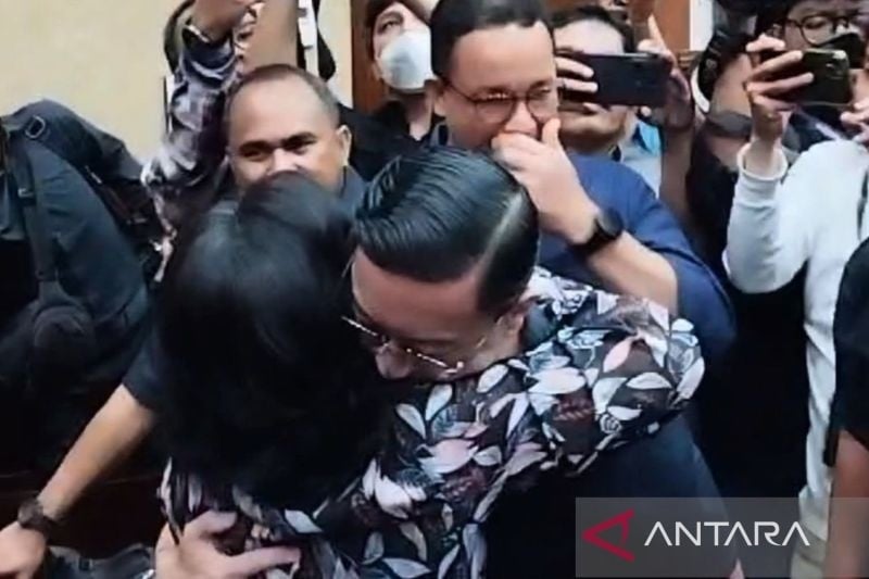 Menteri Perdagangan periode 2015-206 Thomas Trikasih Lembong atau Tom Lembong memeluk sang istri, Ciska Wihardja saat tiba di ruang sidang Pengadilan Tipikor Jakarta, Kamis (6/3/2025). (ANTARA/Agatha Olivia Victoria)