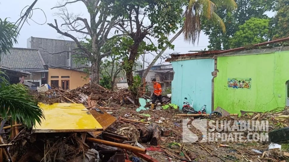 Petugas melakukan pencarian terhadap korban bencana banjir bandang di Kampung Gumelar, Kelurahan/Kecamatan Palabuhanratu, Kabupaten Sukabumi, Jumat (7/3/2025). | Foto: SU/Ilyas Supendi