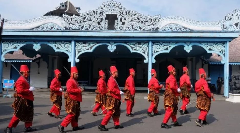 Sejumlah prajurit Keraton Kasunanan Surakarta melakukan kirab di Solo, Jawa Tengah. [Bidik layar/Antara]