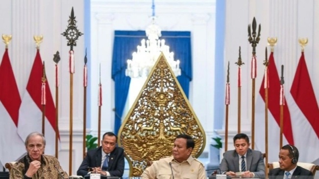 Presiden RI Prabowo Subianto mempertemukan belasan pengusaha besar asal Indonesia dengan investor asal Amerika Serikat Ray Dalio di Istana Merdeka, Jakarta, Jumat (7/3/2025). (ANTARA/Galih Pradipta)