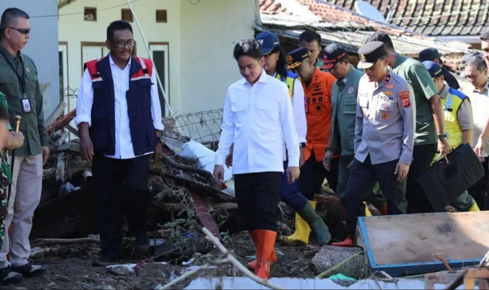 Wakil Presiden Gibran Rakabuming Raka meninjau banjir dan longsor di Kabupaten Sukabumi, Jawa Barat. (Foto dok. BNPB)