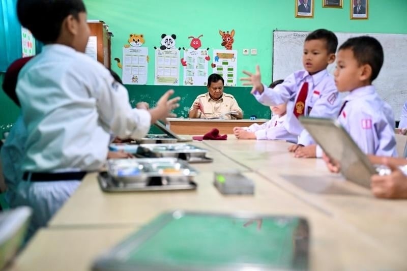 Presiden Prabowo Subianto meninjau pembagian makan bergizi gratis (MBG) kepada siswa di sekolah. [Suara.com/Ist]