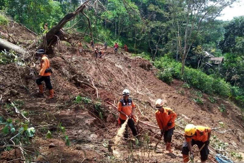 Petugas gabungan melakukan pencarian dan pertolongan korban hilang karena banjir di Sukabumi, Jawa Barat, Minggu (9/3/2025) (ANTARA/HO-BNPB)