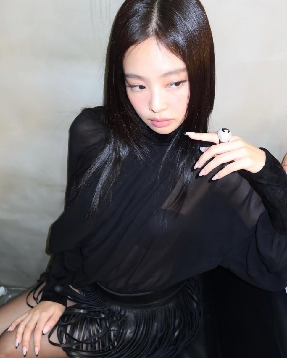 Jennie BLACKPINK Ciptakan Tren dengan Potongan Rambut Layer Panjang yang Elegan (Instagram)