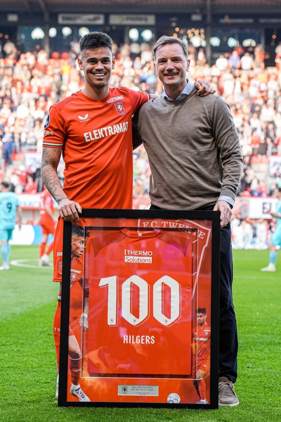 Bek timnas Indonesia, Mees Hilgers membuat catatan penampilan ke-100 bersama FC Twente. (X/@fctwente)