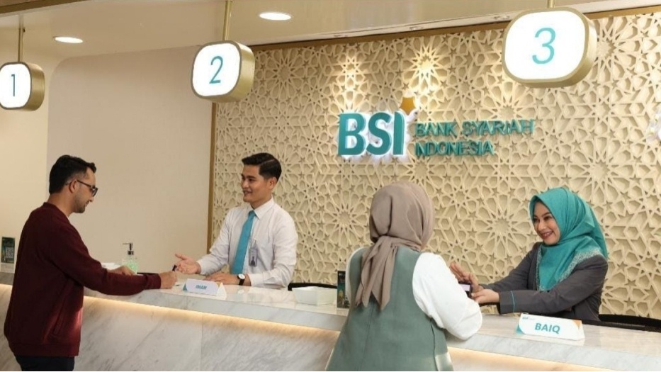 Petugas teller BSI sedang melayanani transaksi nasabah di BSI Kantor Cabang Jakarta The Tower. BSI menyediakan layanan operasional akhir pekan (weekend banking) di 408 kantor cabang BSI di seluruh Indonesia. (Dok: BSI)