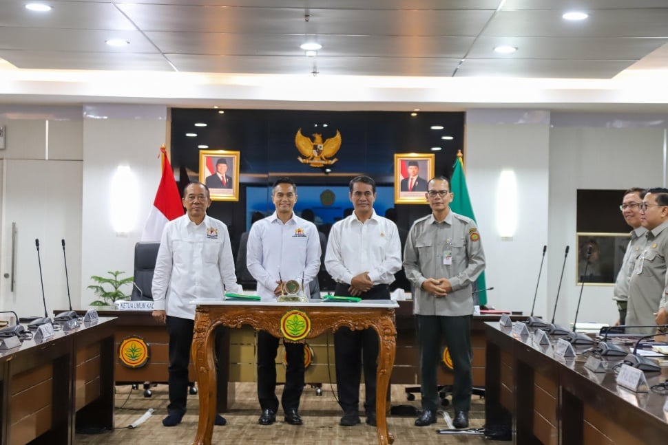 Ketua Umum Kadin, Anindya Bakrie menandatangani nota kesepahaman (MoU) dengan Menteri Pertanian (Mentan) Andi Amran Sulaiman di Kantor Pusat Kementan, Jakarta, Senin (10/3/2025). (Dok: Kementan)