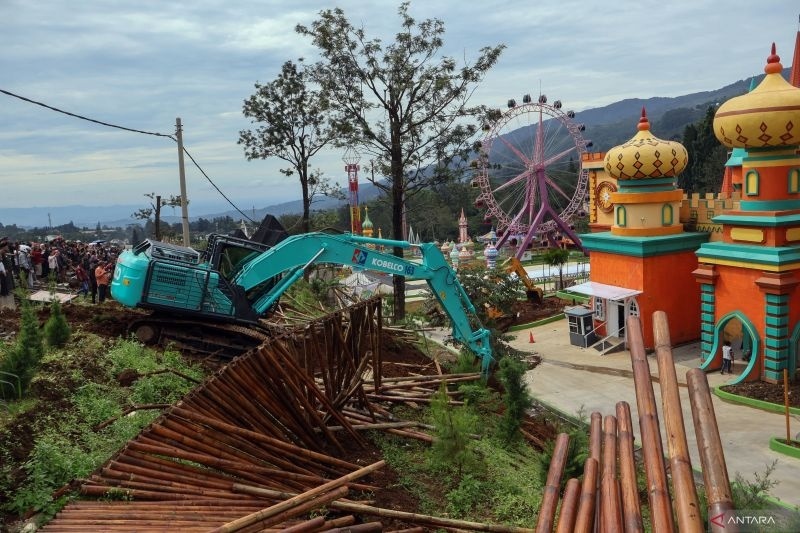 Petugas mengoperasikan alat berat untuk membongkar bangunan objek wisata Hibisc Fantasy Puncak, Kabupaten Bogor, Jawa Barat, Jumat (7/3/2025). ANTARA FOTO/Yulius Satria Wijaya/rwa.