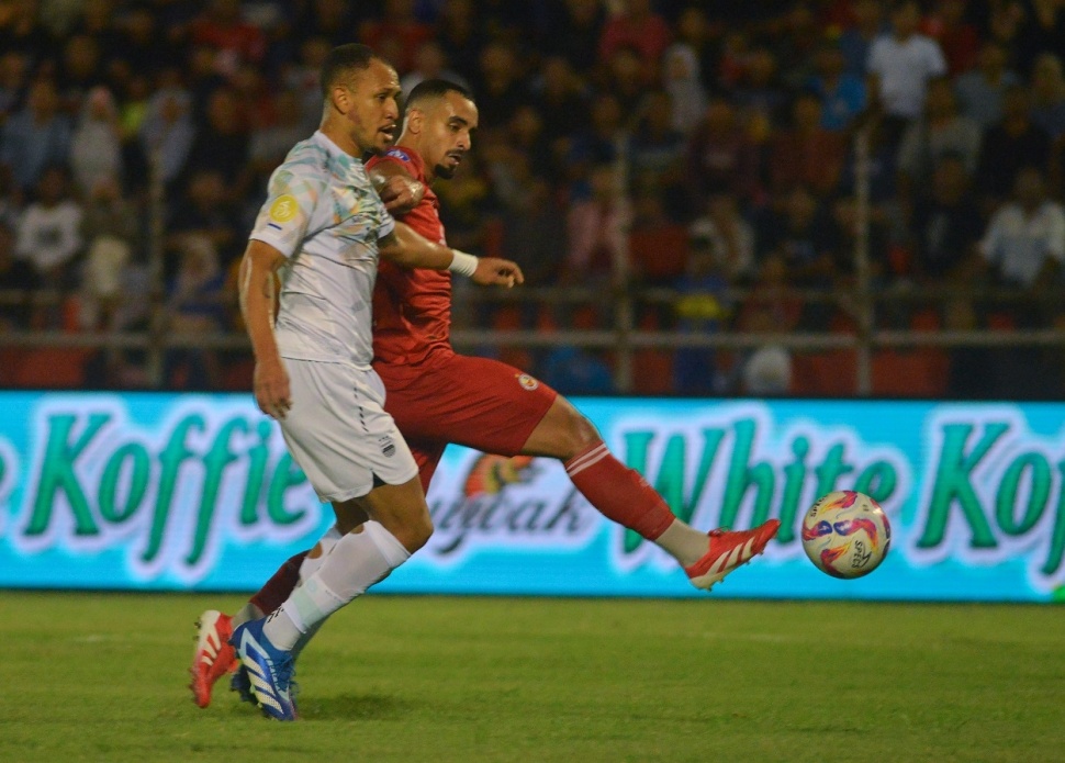 Pesepak bola Semen Padang FC Bruno Gomes (kanan) berebut bola dengan pemain Persib Bandung G Franca (kiri), pada lanjutan BRI Liga 1 di Stadion H Agus Salim Padang, Sumatera Barat, Senin (10/3/2025). ANTARA FOTO/Iggoy el Fitra/YU 