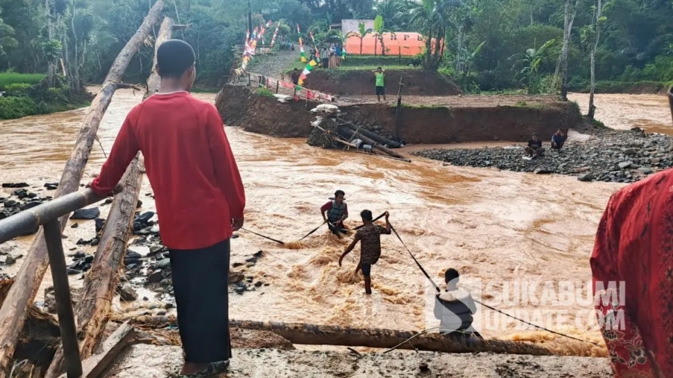 Jembatan Cinta hancur diterjang banjir bandang. Warga mencoba kembali membuat jembatan sementara dari bambu. (Sumber Foto: Istimewa)