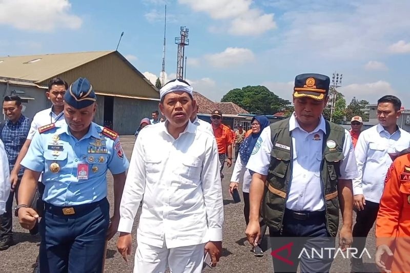 Gubernur Jawa Barat Dedi Mulyadi meninjau persiapan rekayasa cuaca dari udara di Lanud Husein Sastranegara Bandung, Selasa (11/3/2025) (ANTARA/Ricky Prayoga)