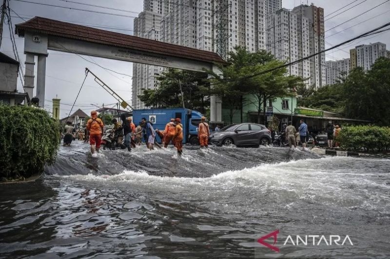 Sejumlah petugas PPSU berjaga saat banjir rob di Jalan Pluit Karang Ayu Barat, Pluit, Jakarta, Selasa (17/12/2024). ANTARA FOTO/Aprillio Akbar/rwa/am.