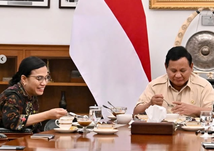 Menteri Keuangan Sri Mulyani terlihat girang saat menikmati menu berbuka puasa bersama Presiden Prabowo Subianto di Istana Negara, Jakarta. (foto dok. sekretariat kabinet)