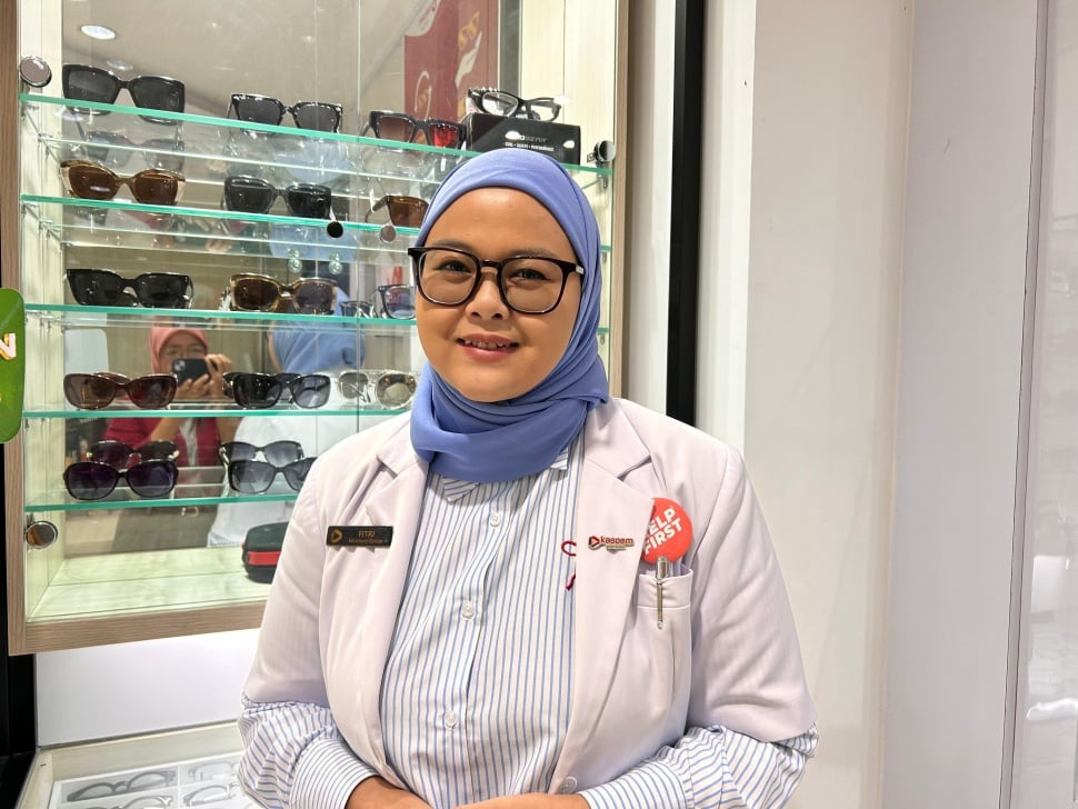 Refractionist Optician Kasoem Vision Care, Fitri Isdarwanti di Pejaten, Jakarta Selatan (Suara.com/Dini Afrianti Efendi)