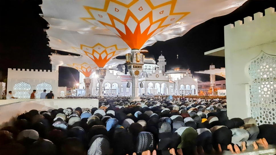 Salat Tarawih di Masjid Raya Baiturrahman di Banda Aceh. (Kontributor Aceh/Habil Razali).