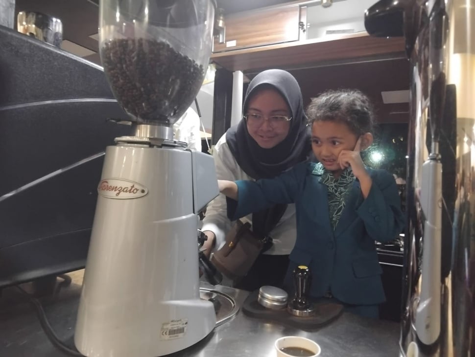 Hyang Sukma Ayu Mulyadi Putri Anak Gubernur Jawa Barat Dedi Mulyadi Saat Meracik Kopi di Halaman Pendopo Bupati Bogor, Kamis (13/3/2025) [Andi/Suarabogor].