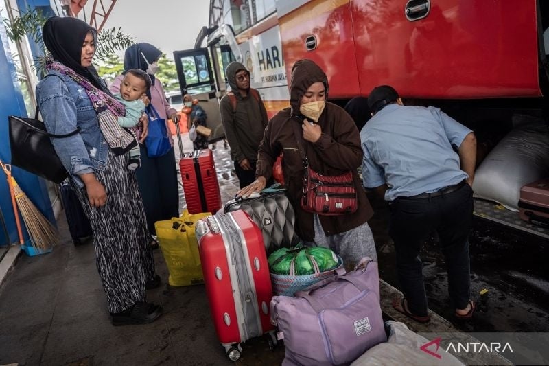 Arsip foto - Sejumlah pemudik tiba di Terminal Bus Terpadu Pulo Gebang, Jakarta, Senin (15/4/2024). Dinas Kependudukan dan Pencatatan Sipil (Disdukcapil) DKI Jakarta memperkirakan jumlah pendatang baru di Jakarta mengalami penurunan yang sebelumnya pada tahun 2023 sebanyak 25.918 orang menjadi 10 ribu-15 ribu orang usai Lebaran 2024. ANTARA FOTO/Bayu Pratama S/aww.