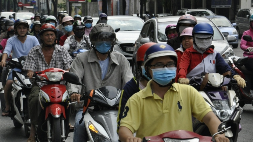 Gambar menunjukkan asap tebal dari pabrik atau kendaraan yang mencemari udara, melambangkan dampak emisi gas rumah kaca terhadap lingkungan dan kesehatan manusia (unsplash.com/@niki_likomanov)