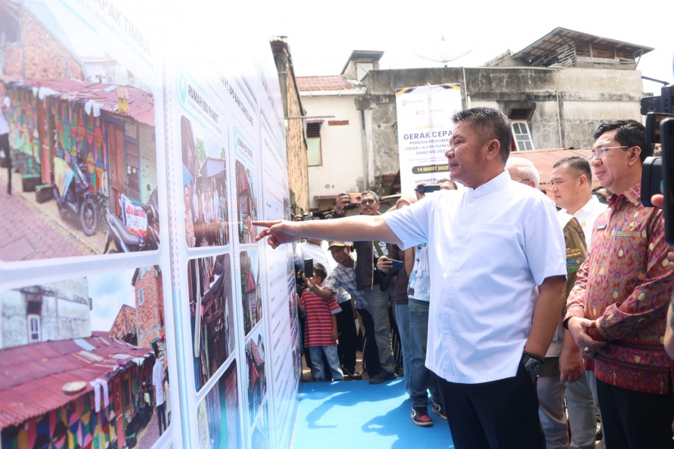 Gubernur Herman Deru meninjau situasi rumah tak layak huni di Palembang