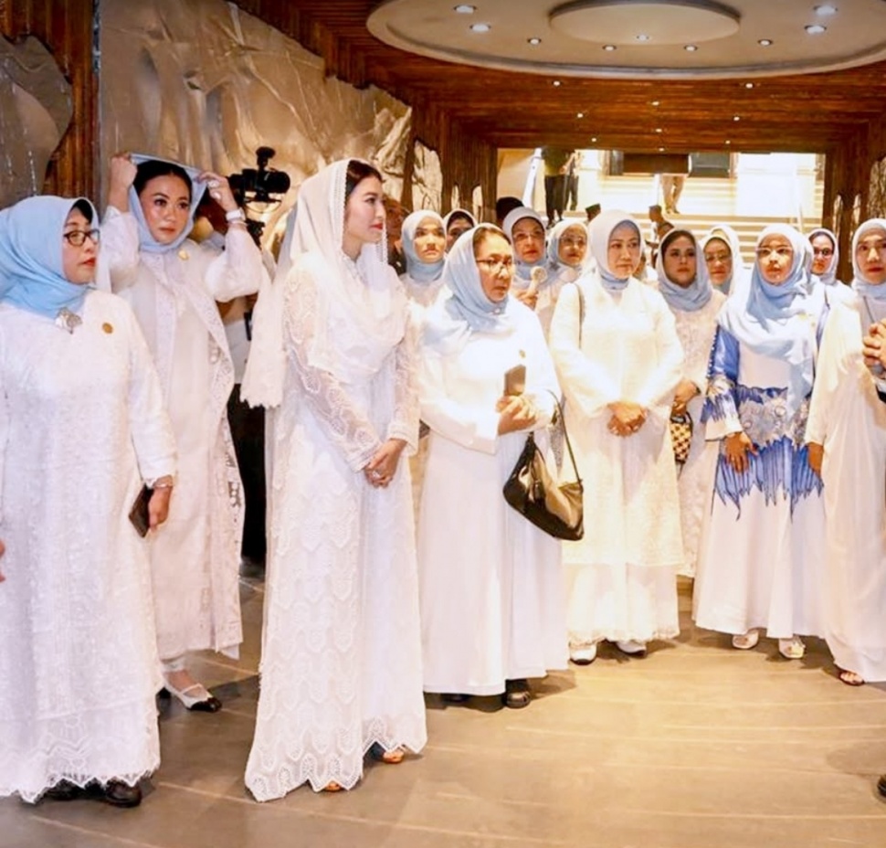 Kecantikan Ibu Wapres Selvi Ananda Saat Beli Takjil Bikin Salfok, Outfitnya Bisa Jadi Inspirasi Lebaran (Dok. Setwapres)