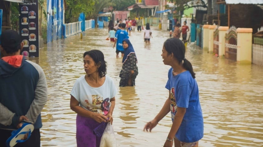 Ilustrasi daerah pesisir di Indonesia yang terkena dampak perubahan iklim. (unsplash.com/@auliamisbahul)