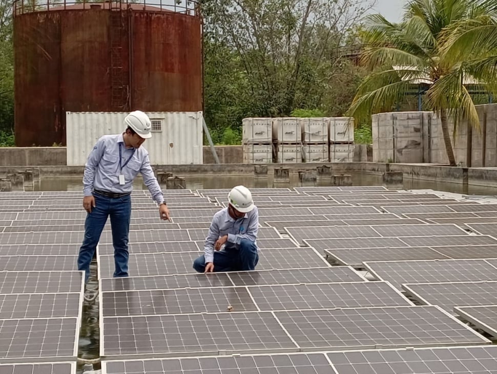 Dua orang petugas melakukan pemelihataan solar panel yang kerap digunakan untuk Pembangkit Listrik Tenaga Surya atau PLTS atap buatan PT Krakatau Chandra Industri (PT KCE).