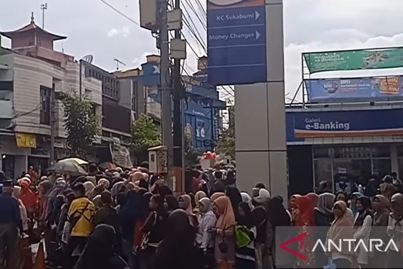 Ratusan warga rela mengantre untuk membeli paket sembako murah yang diselenggarakan Satgas Operasi Pasar Bersubsidi Kota Sukabumi di halaman Kantor Pos Cabang Sukabumi, Jalan Jenderal Ahmad Yani, Kecamatan Warudoyong, Kota Sukabumi, Jabar. ANTARA/Aditya A Rohman