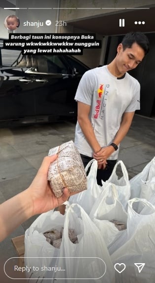 Jonatan Christie bagi-bagi takjil nasi padang Sultan di bulan Ramadan. (instagram.com/@shanju)