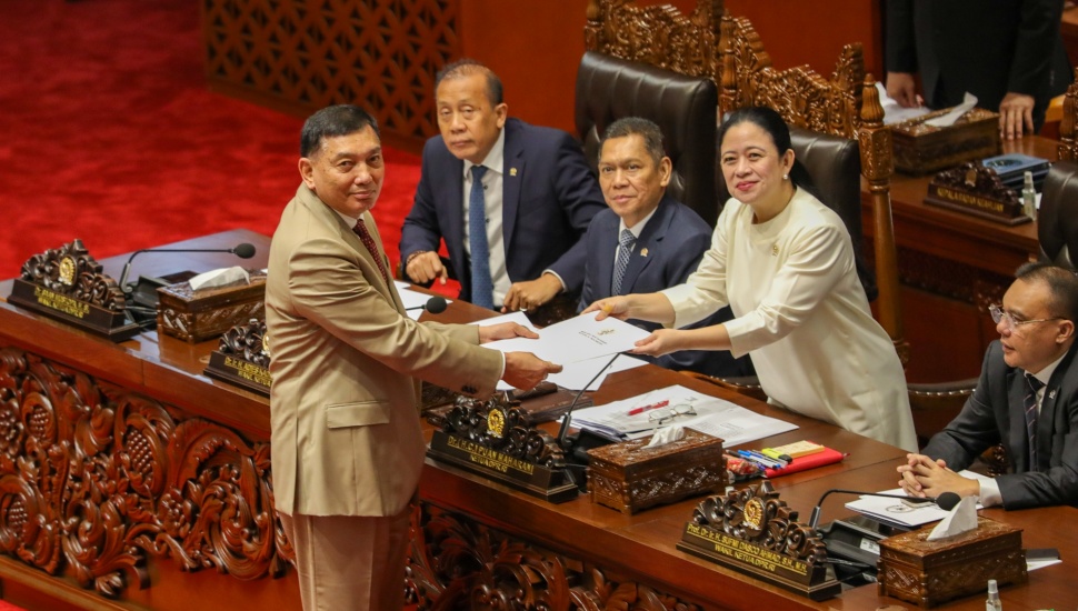 Menteri Pertahanan Sjafrie Sjamsoeddin (kiri) menyerahkan laporan pandangan pemerintah kepada Ketua DPR Puan Maharan pada Rapat Paripurna ke-15 DPR Masa Persidangan II Tahun Sidang 2024-2025 di Kompleks Parlemen, Senayan, Jakarta, Kamis (20/3/2025). [Suara.com/Alfian Winanto]