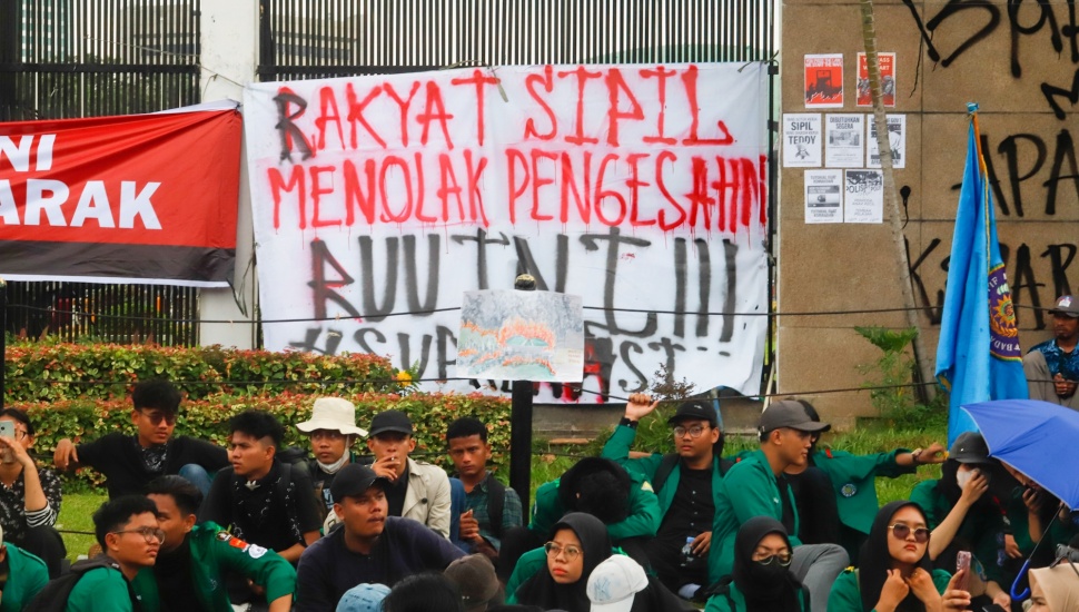 Massa Mahasiswa dari berbagai universitas saat menggelar aksi menolak RUU TNI di Kawasan DPR, Jakarta, Kamis (20/3/2025). [Suara.com/Alfian Winanto]