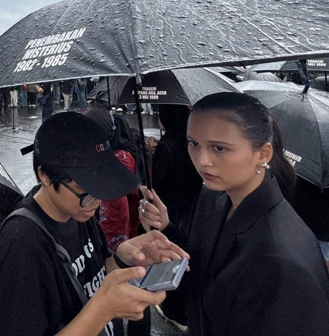 Lutesha ikut turun ke jalan untuk aksi Kamisan bertema 'Tolak RUU TNI' bersama kawan-kawannya (Instagram)