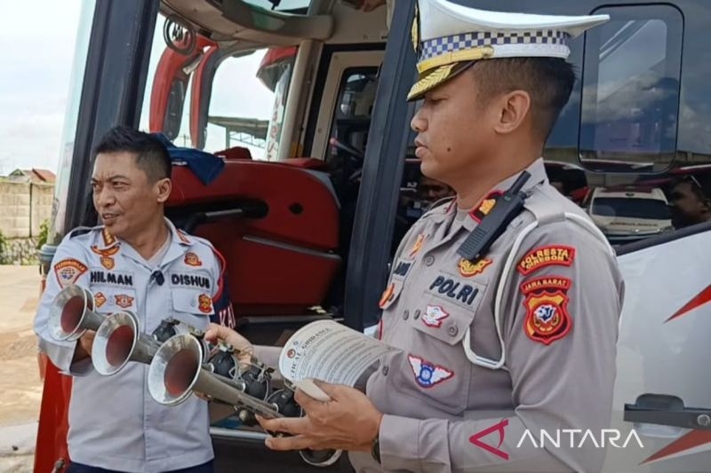 Polresta Cirebon bersama Dishub setempat saat melaksanakan ramp check di Cirebon, Jawa Barat, Jumat (21/3/2025). ANTARA/Fathnur Rohman.