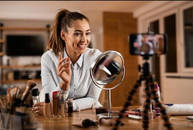 Ilustrasi beauty influencer wanita Indonesia melakukan review produk kecantikan jujur untuk UGC