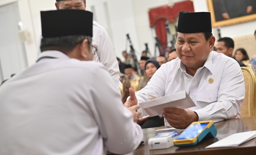 Presiden Prabowo Subianto berjabat tangan saat penyerahan zakat kepada Badan Amil Zakat Nasional (Baznas) di Istana Negara, Jakarta, Kamis (27/3/2025).(ANTARA FOTO/Aditya Pradana Putra).