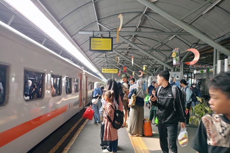 Penumpang kereta api yang naik di stasiun wilayah Daop 8. [ANTARA/HO-KAI Daop 8 Surabaya]