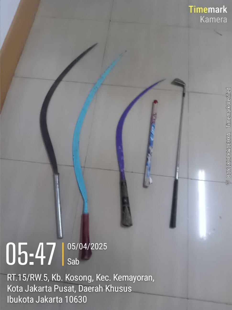 Senjata tajam jenis celurit yang disita polisi dari sekelompok remaja di Kemayoran, Jakarta Pusat, yang hendak tawuran. [Dok. Polres Jakpus]
