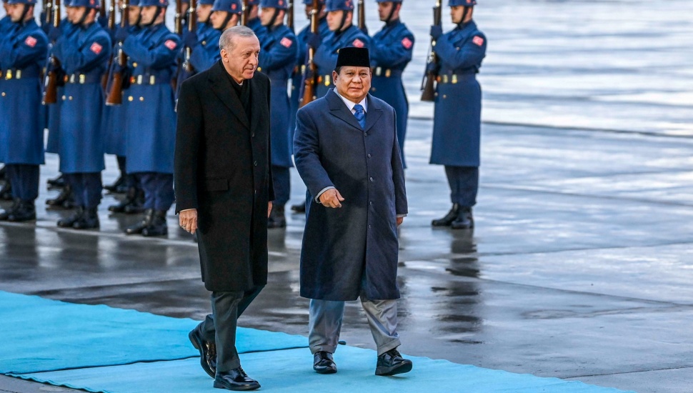 Presiden Prabowo Subianto (kanan) berbincang dengan Presiden Turki Recep Tayyip Erdogan (kiri) setibanya di Bandara Internasional Esenboga, Ankara, Turki, Rabu (9/4/2025). [ANTARA FOTO/Galih Pradipta/wpa]