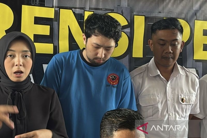 Dokter PPDS tersangka pemerkosaan berinisial Priguna Anugerah Pratama (PAP) saat dihadirkan dalam konferensi pers di Mapolda Jabar, Bandung, Rabu (9/4/2025). (ANTARA/Rubby Jovan)