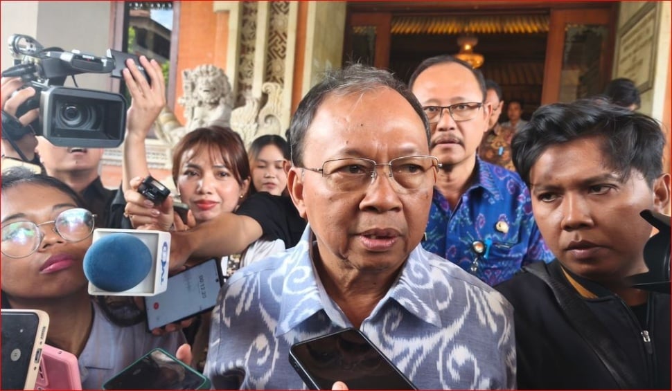 Gubernur Bali, Wayan Koster saat ditemui di Kantor DPRD Provinsi Bali, Senin (14/4/2025) (suara.com/Putu Yonata Udawananda)