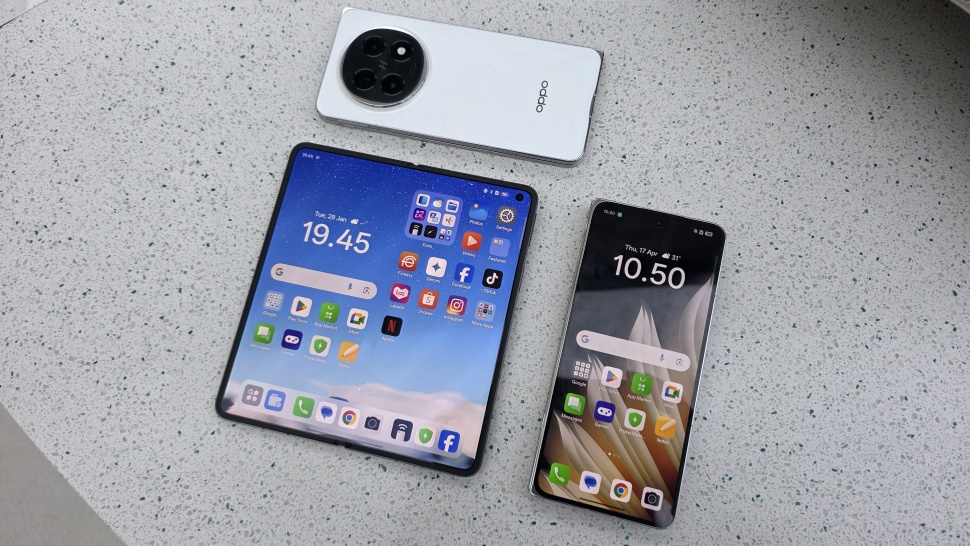 HP lipat Oppo Find N5 yang segera hadir ke Indonesia pada 30 April 2025. [Suara.com/Dicky Prastya]